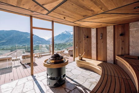 Salas de tratamiento para parejas, un sauna, una bañera de hidromasaje