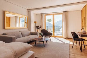 Suite – deluxe | Oppholdsområde | Flatskjerm-TV, fotballspill, bordtennis og bøker