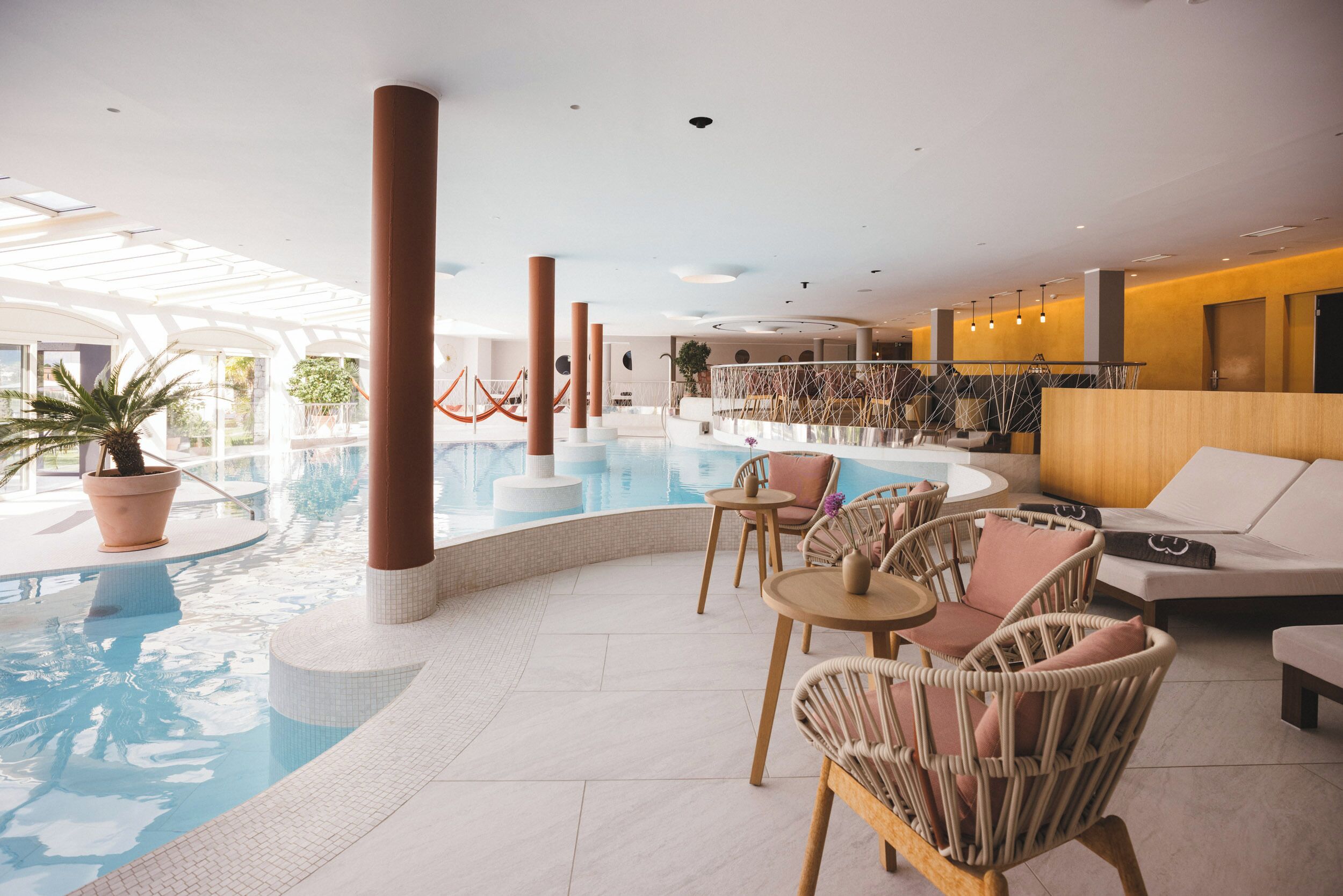 Een binnenzwembad, 2 buitenzwembaden en parasols bij het zwembad