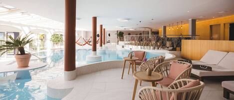 Piscine couverte, 2 piscines extérieures, parasols de plage