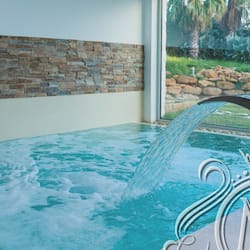 Salas de tratamiento para parejas, un sauna, una bañera de hidromasaje