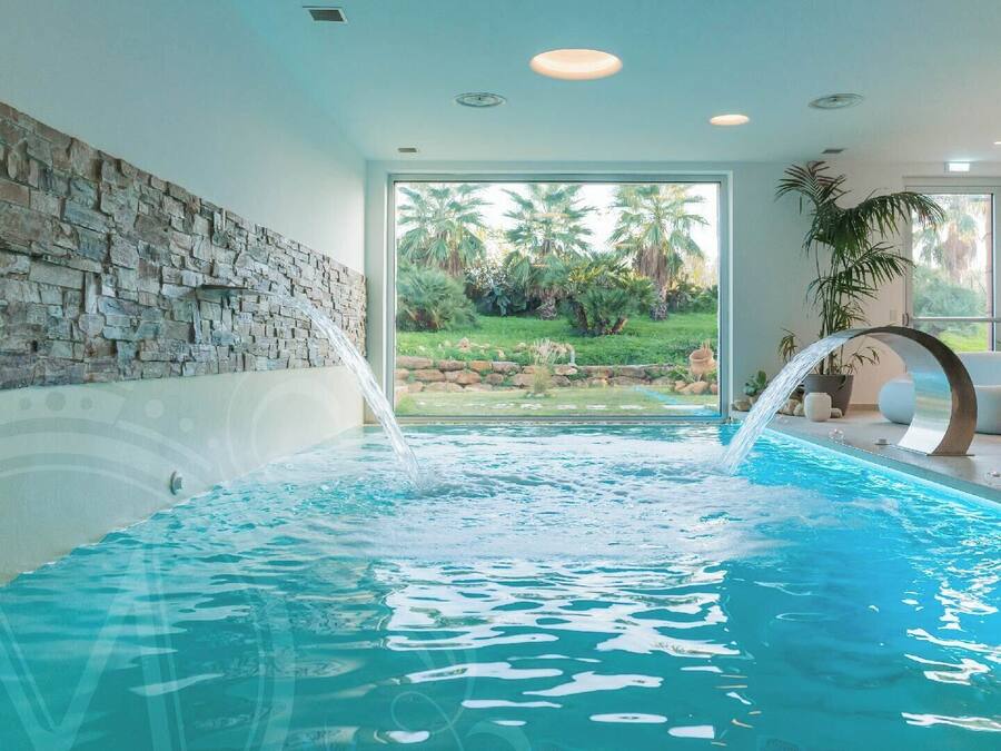 Kolam renang indoor dan kolam renang outdoor musiman