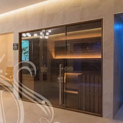 Salas de tratamiento para parejas, un sauna, una bañera de hidromasaje