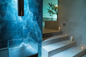 Couples treatment room(s), sauna, hot tub, steam room