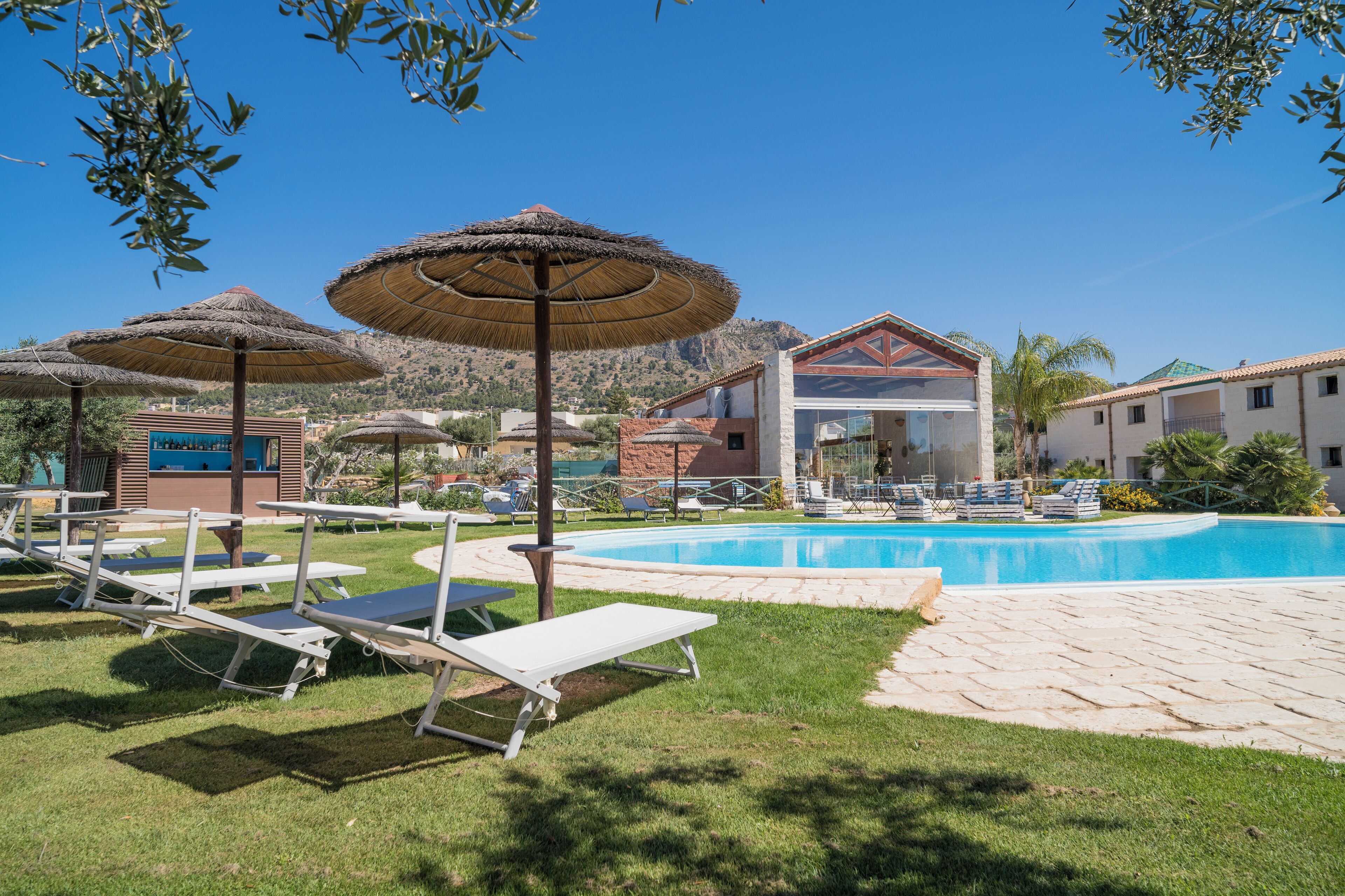 Alberca techada y alberca al aire libre por temporada