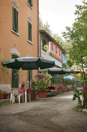 Courtyard - Albergo Ristorante Guidi (Pistoia)