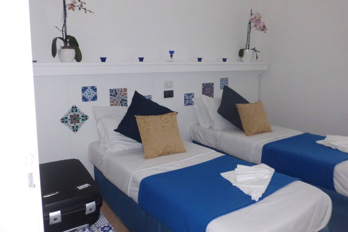 Escriptori, wifi gratuïta i roba de llit