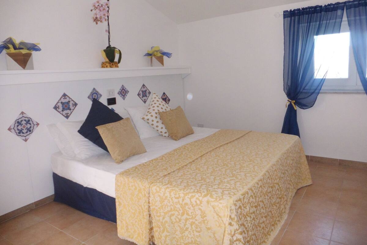 Escriptori, wifi gratuïta i roba de llit