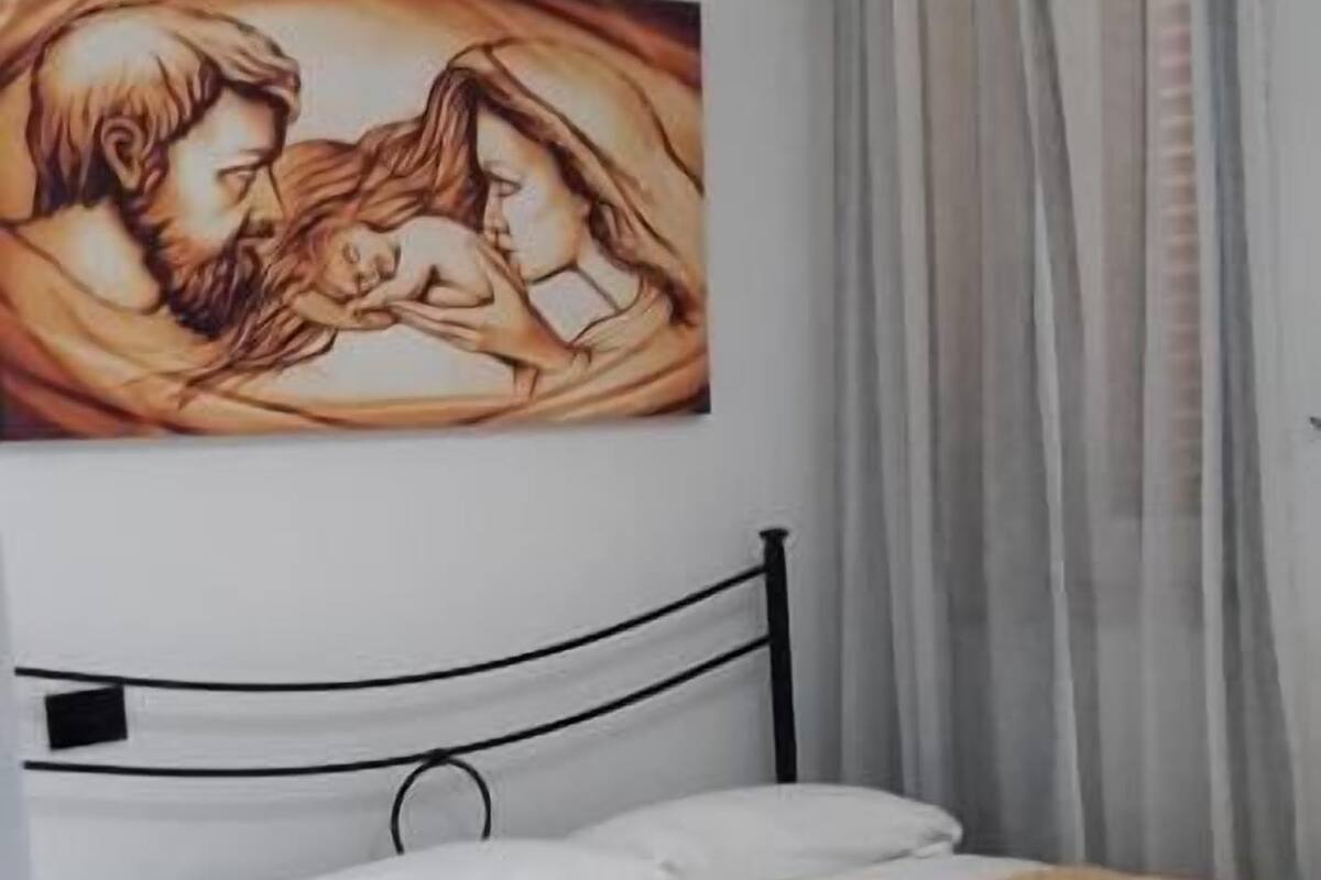 Habitació familiar, vistes al pati | Escriptori, wifi gratuïta i roba de llit