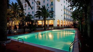 Kauden mukainen ulkouima-allas