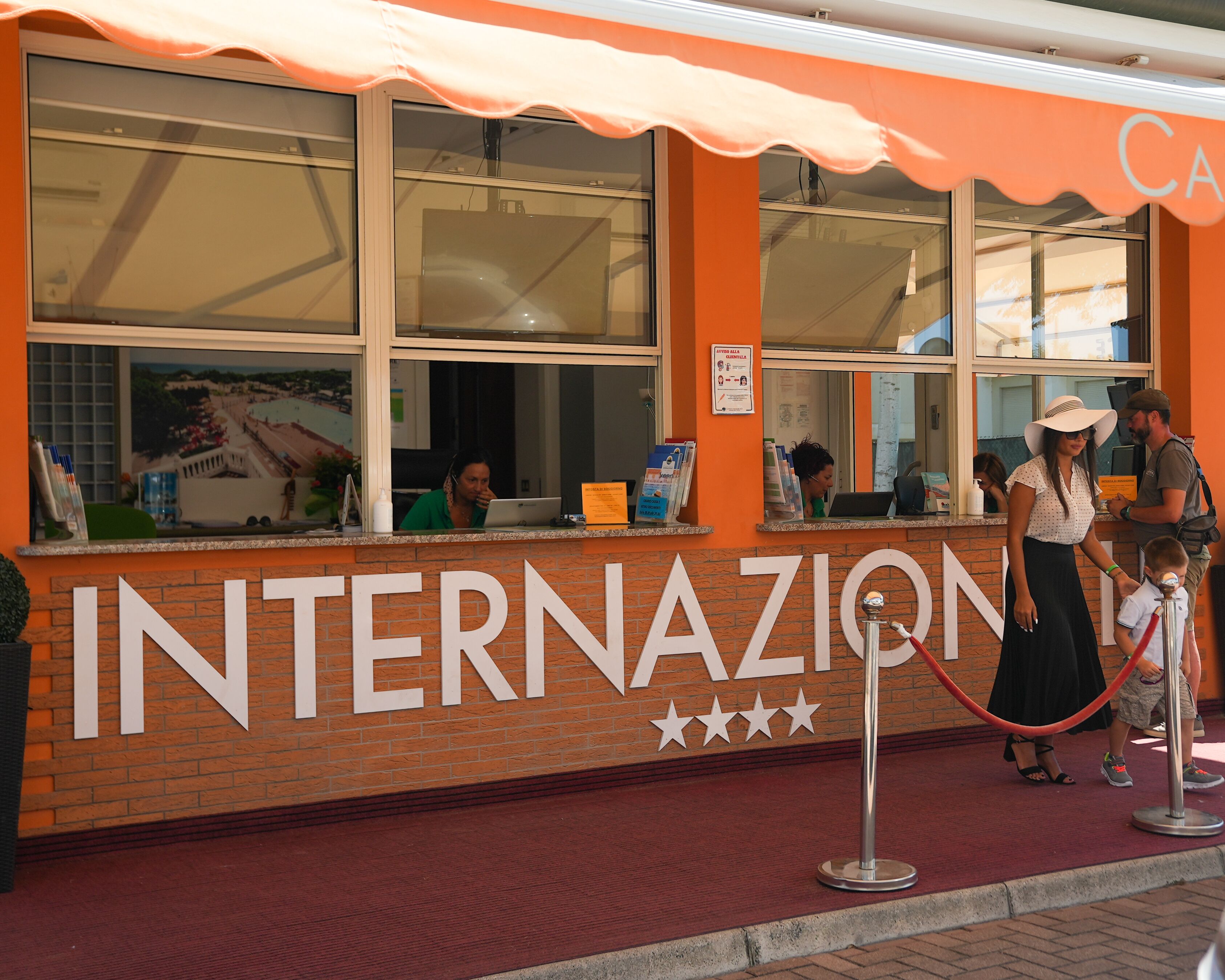 Un edificio de ladrillo con un cartel grande que dice 'INTERNAZION'.