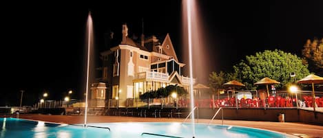 Una piscina al aire libre de temporada