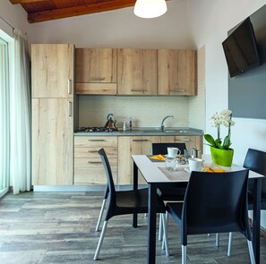 Bungalow (4 adults) | Private kitchen | Full-size fridge, stovetop, cookware/dishes/utensils - Camping Village Internazionale (Chioggia)