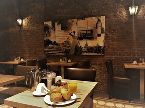 Petit déjeuner buffet servi tous les jours en supplément