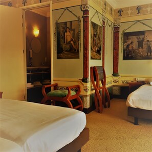 Habitación cuádruple familiar, varias camas, vista al río | Caja de seguridad en la habitación y escritorio