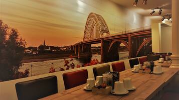 Petit déjeuner buffet (9.95 EUR par personne)
