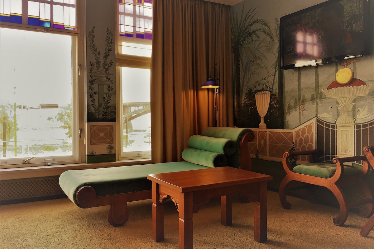 Standard Suite | In-room safe, desk, iron/ironing board (on request), WiFi (free)