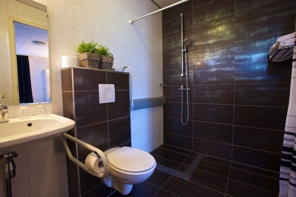 Luxury Twin Room, Accessible | Bathroom
