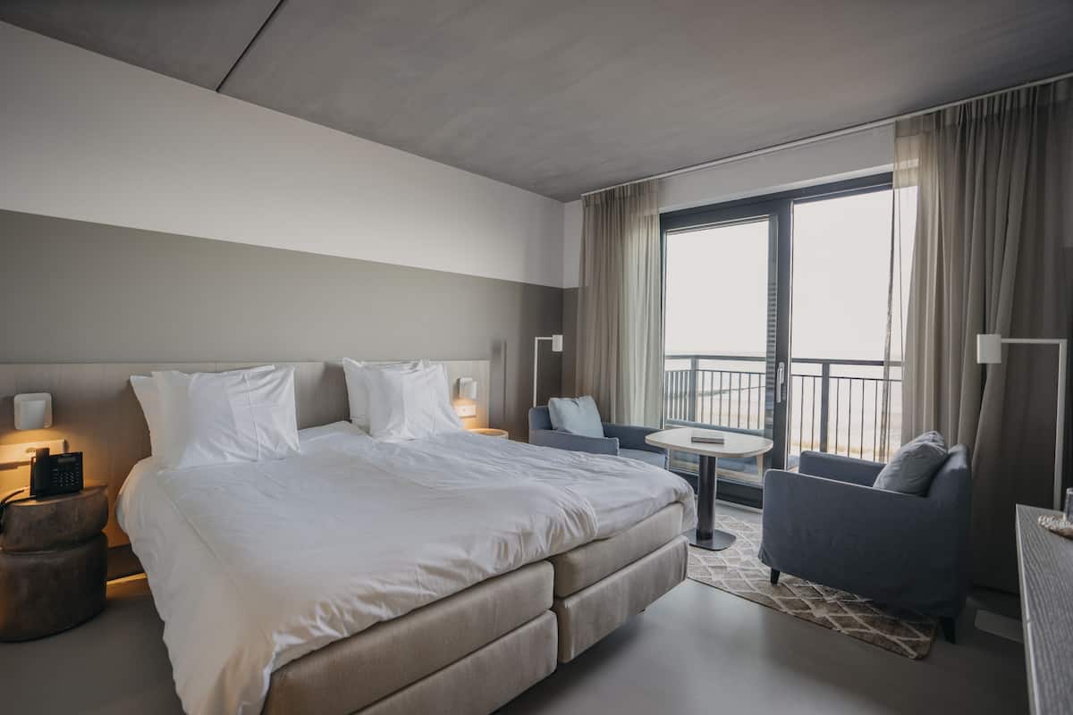 In-room safe, free WiFi, bed sheets