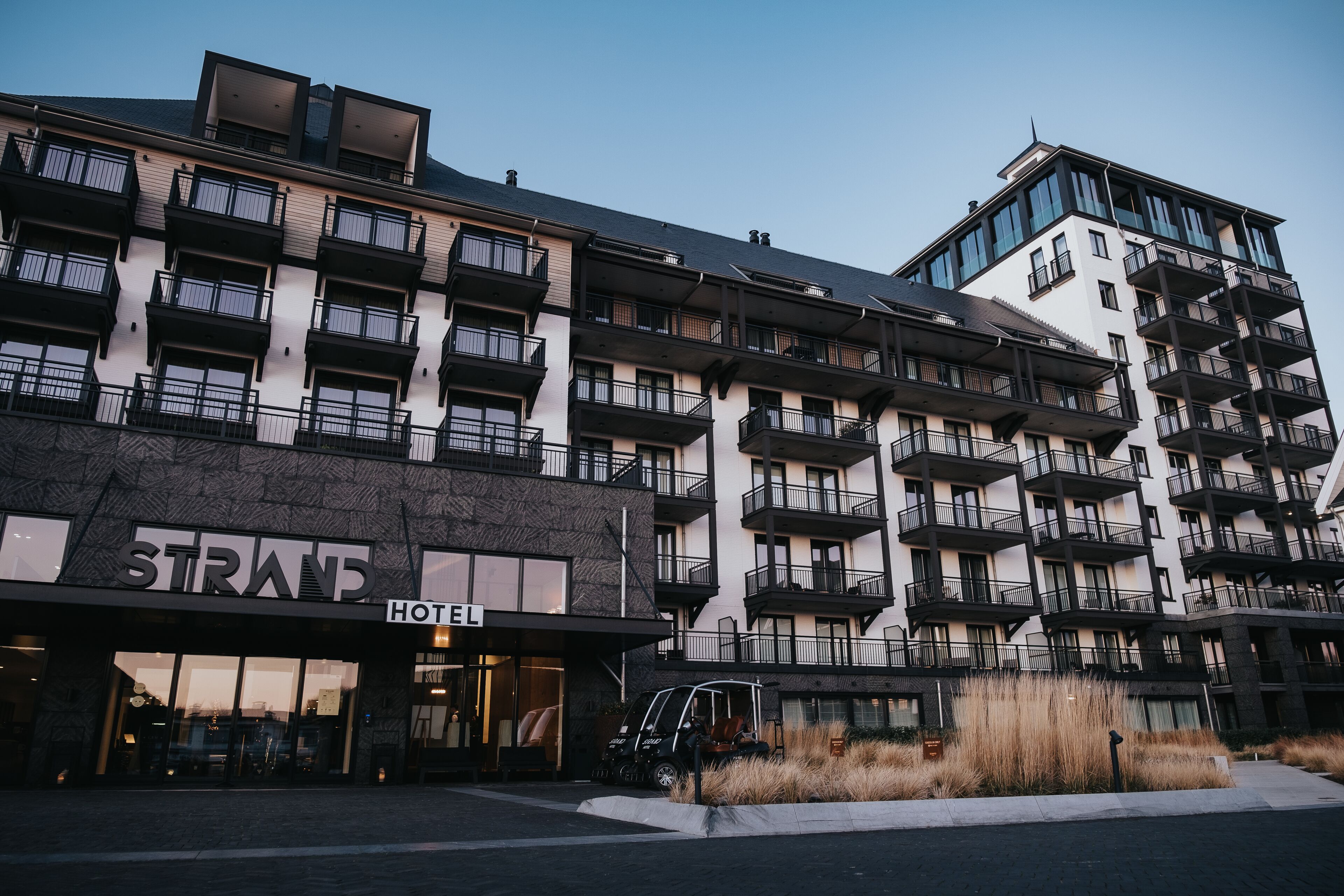 Un hôtel doté de nombreux balcons et présentant un design architectural moderne.