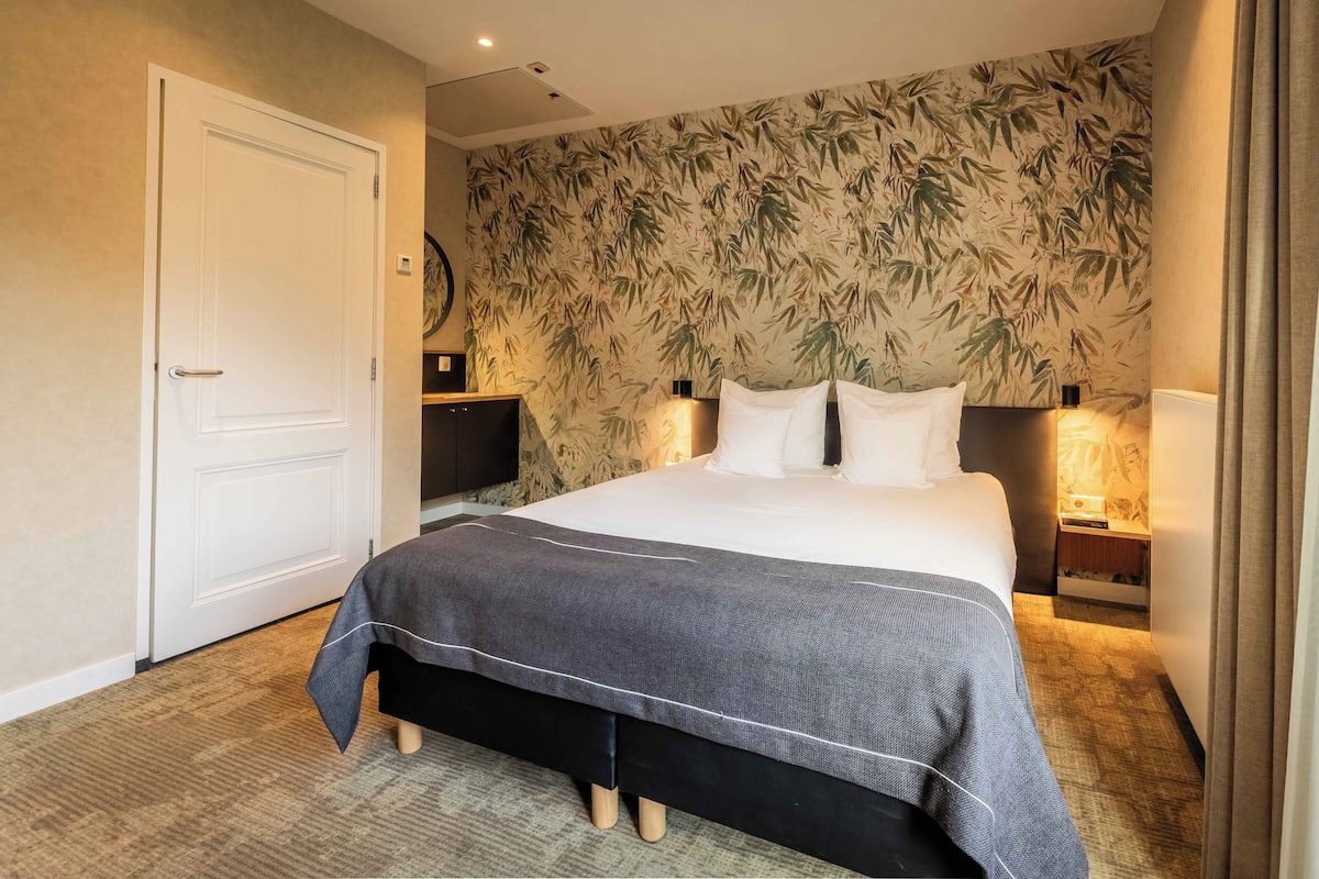 Comfort Room | Minibar, in-room safe, blackout curtains, cots/infant beds