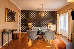 Minibar, safe på rommet, blendingsgardiner og barnesenger