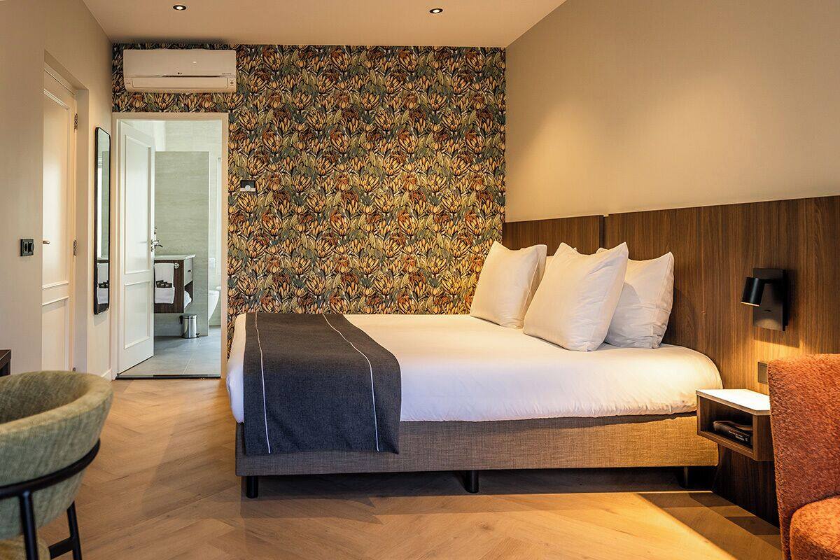 deluxe room, 1 king bed, bathtub | 1 bedroom, minibar, in-room safe, blackout curtains