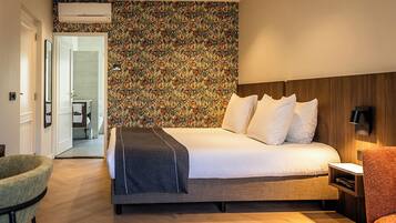 Deluxe kamer, 1 kingsize bed, bad | 1 slaapkamer, een minibar, een kluis op de kamer