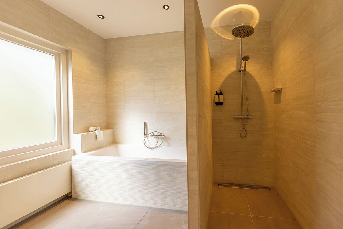 deluxe room, 1 king bed, bathtub | bathroom | hair dryer, towels, soap, shampoo