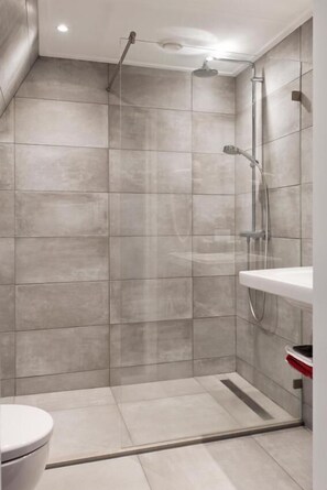 Toalettartikler (inkludert) og hårføner