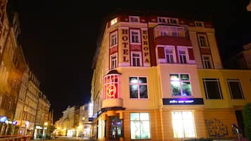 Mặt tiền nơi lưu trú - ban đêm
