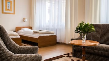 Habitación estándar con 2 camas individuales, vista a la ciudad | Caja de seguridad en la habitación y escritorio