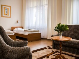 Caja de seguridad en la habitación y escritorio 