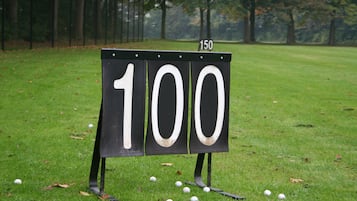 Golfkentällä on kyltti, jossa näkyy numero 100.