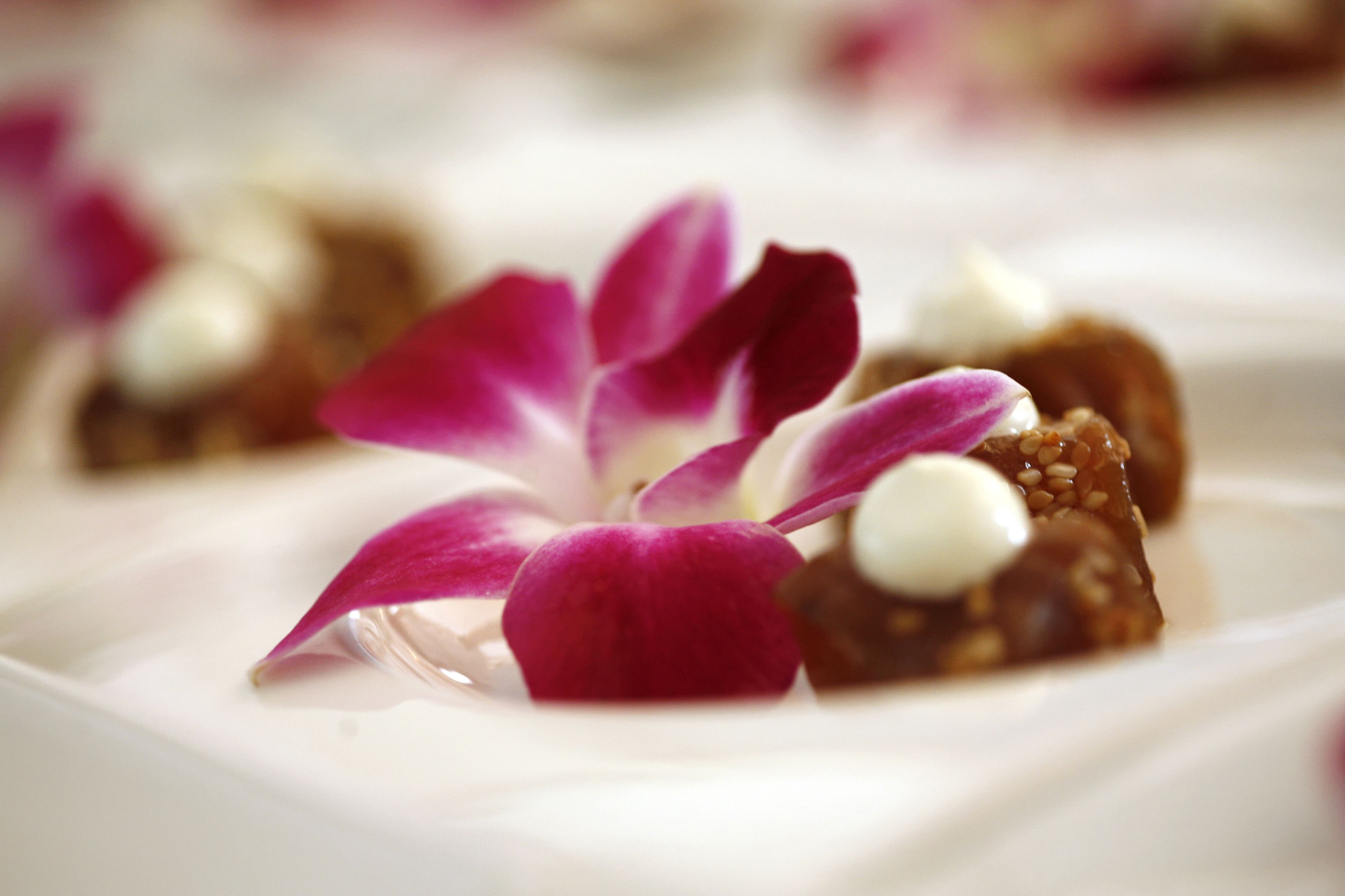 Postre amb guarnició floral.