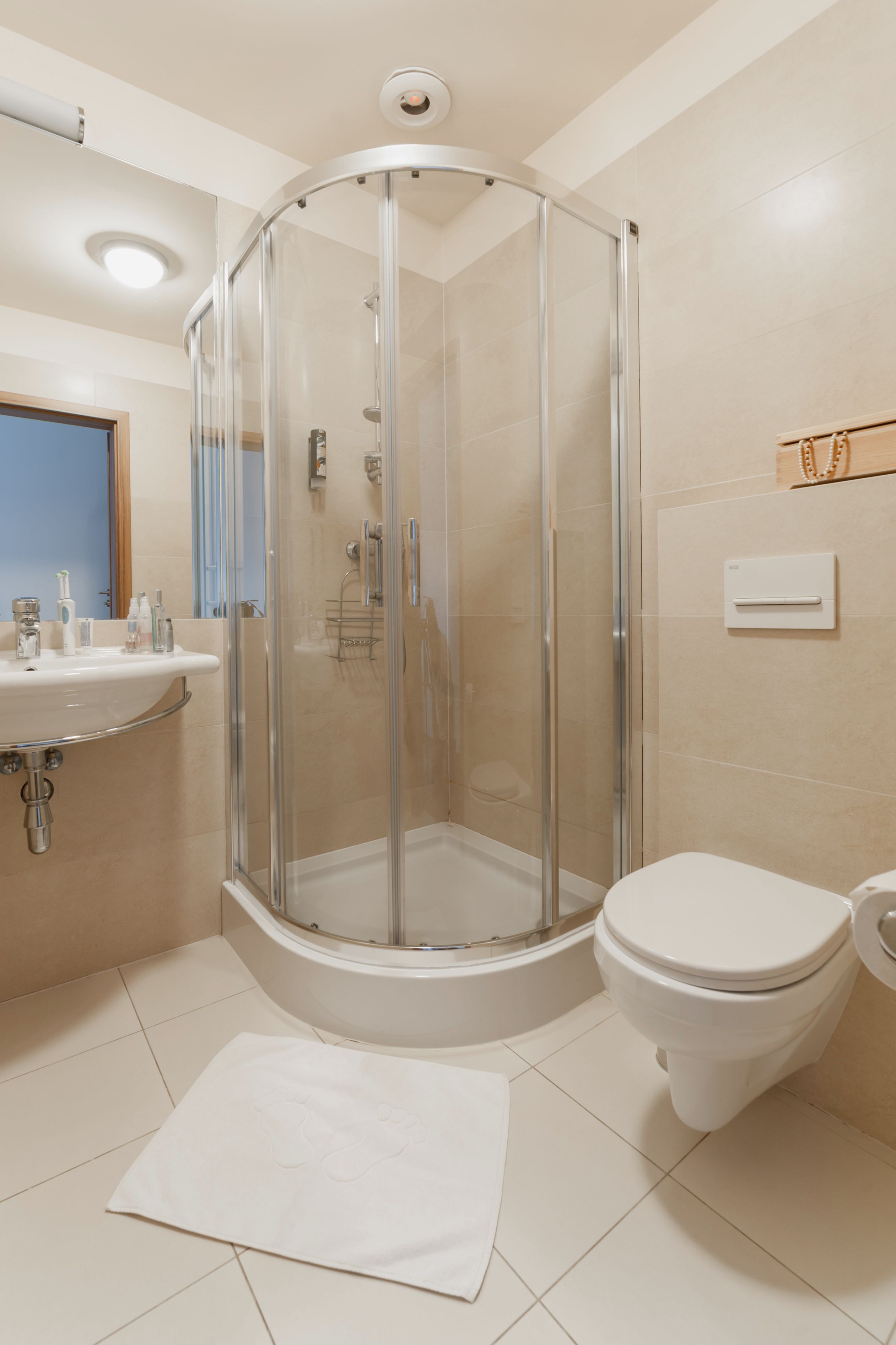 triple room | bathroom | shower, free toiletries, hair dryer, towels