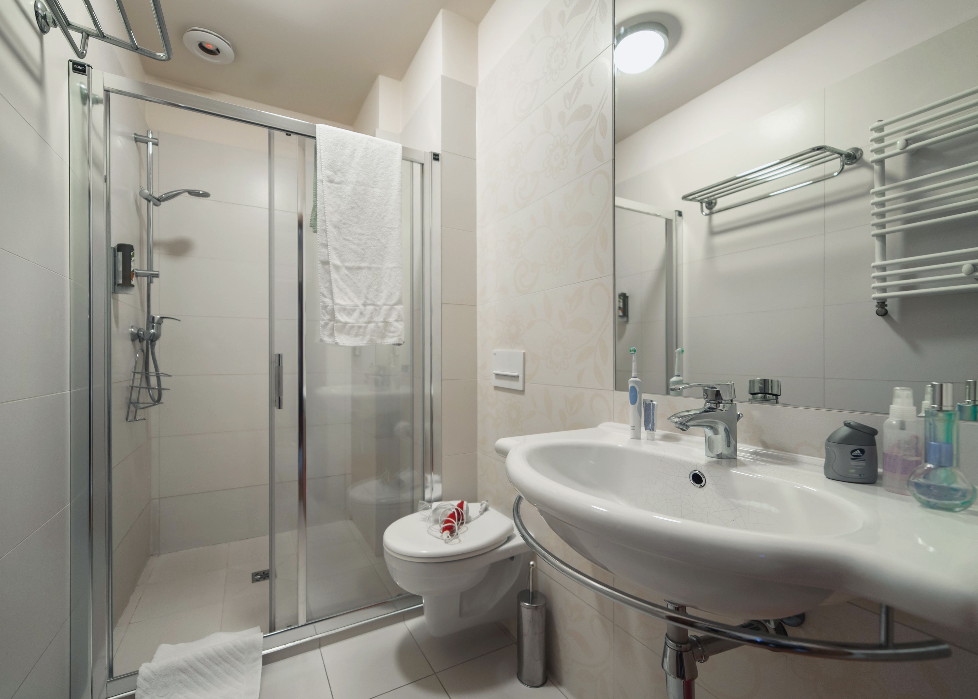 standard double or twin room | bathroom | shower, free toiletries, hair dryer, towels