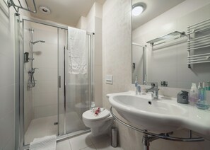 Standard Double or Twin Room | Bathroom | Shower, free toiletries, hair dryer, towels - Hotel Impresja (Duszniki Zdroj)