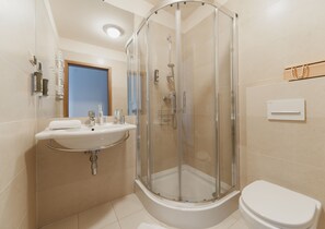 Superior-Doppel- oder -Zweibettzimmer | Badezimmer