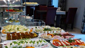 A buffet with various dishes including meats, cheeses, and salads. - Hotel Impresja (Duszniki Zdroj)