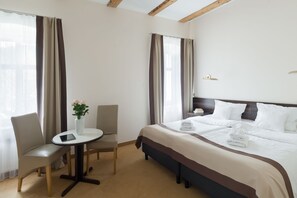 Kamar Double atau Twin Standar | Seprai premium, meja kerja, dan tempat tidur bayi gratis