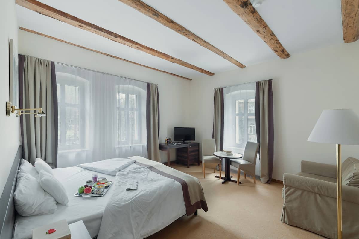 studio | premium bedding, desk, free cots/infant beds, rollaway beds