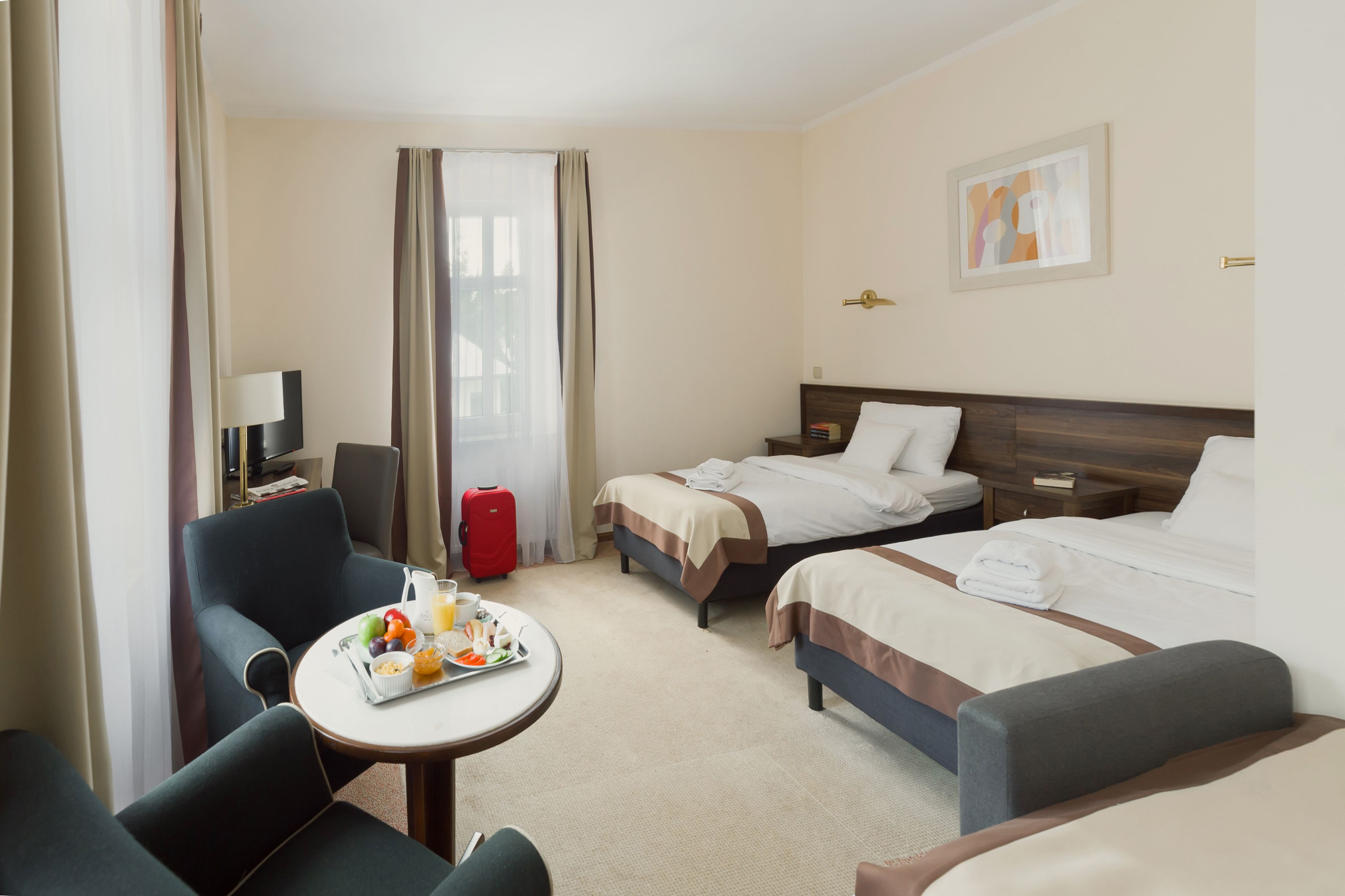 triple room | premium bedding, desk, free cots/infant beds, rollaway beds