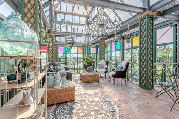 Lobby lounge
