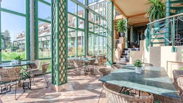 Se sirven desayunos, comidas y cocina regional con mesas al aire libre