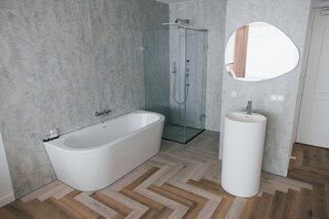 Comfort Double Room, 1 King Bed | Bathroom | Combined shower/tub, free toiletries, hair dryer, towels - HarTeluk Joure (Joure)