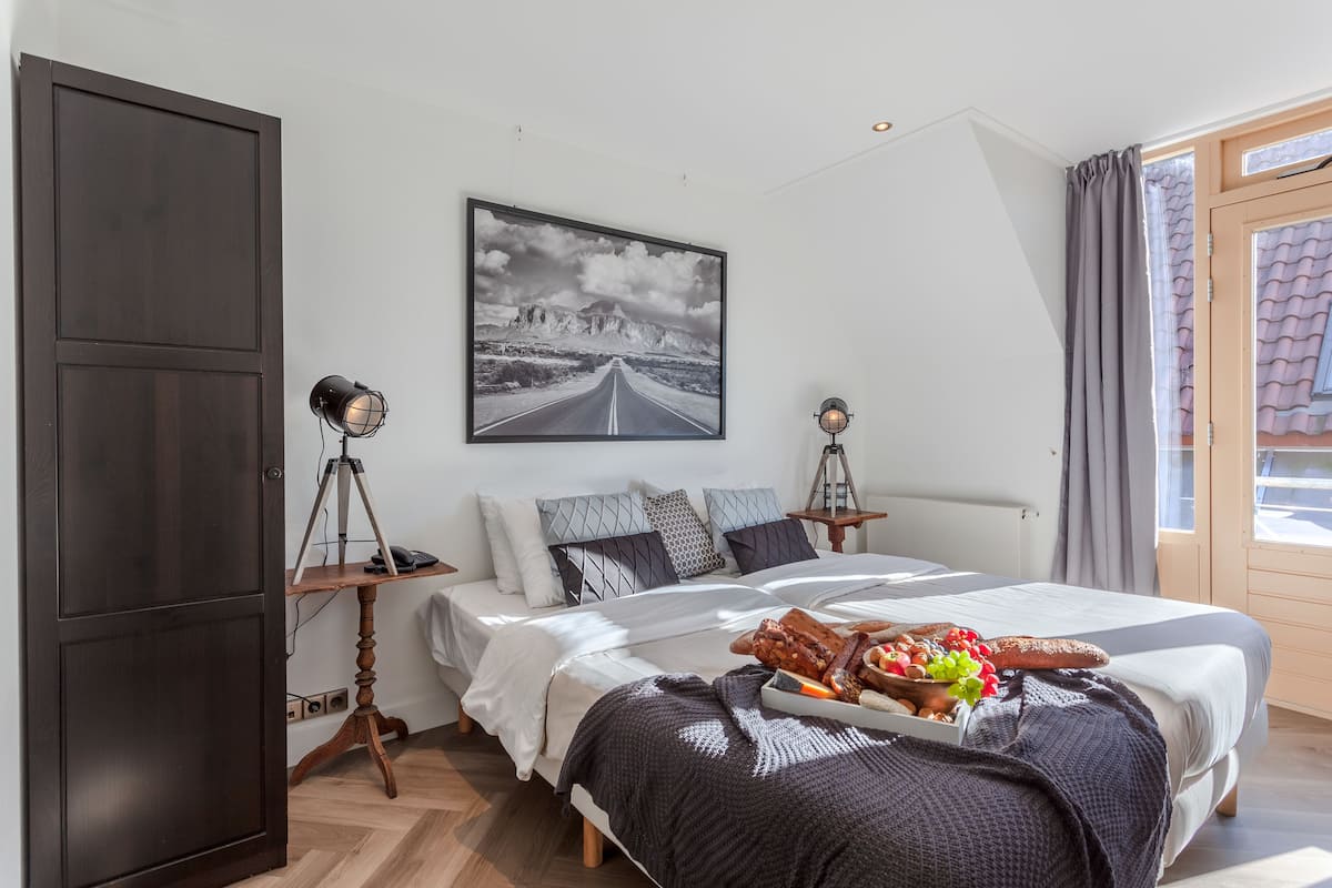 Habitación estándar con 2 camas individuales | 1 habitación, escritorio, wifi gratis y ropa de cama