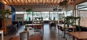 Breakfast, lunch, dinner served; Regional cuisine, alfresco dining  - HarTeluk Joure (Joure)