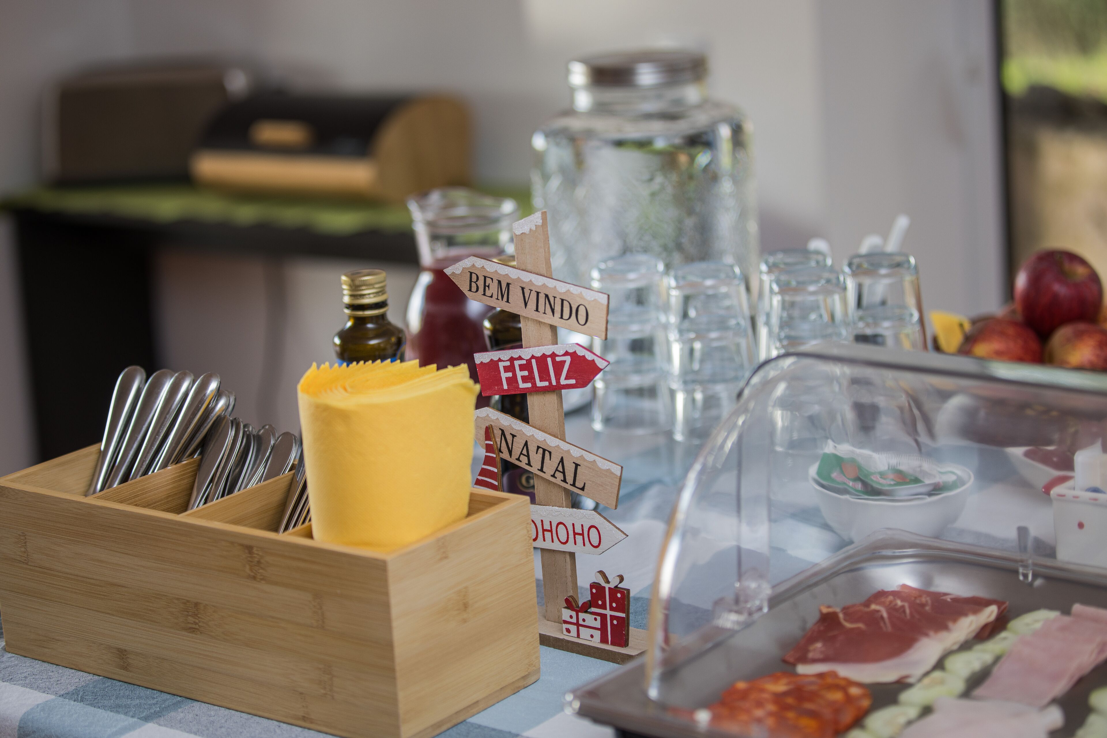 Un buffet de petit-déjeuner proposant une variété d'aliments, de couverts et d'éléments de décoration.