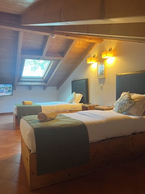 Familienzimmer, Meerblick | Schreibtisch, laptopgeeigneter Arbeitsplatz, Bügeleisen/Bügelbrett